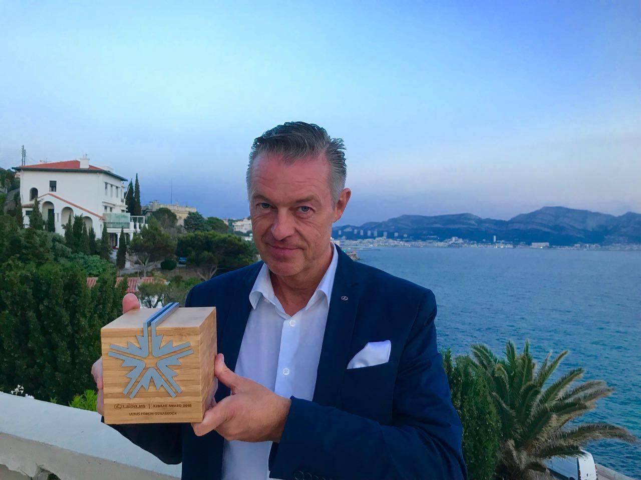 Andreas Stege hält den Lexus Kiwami Award