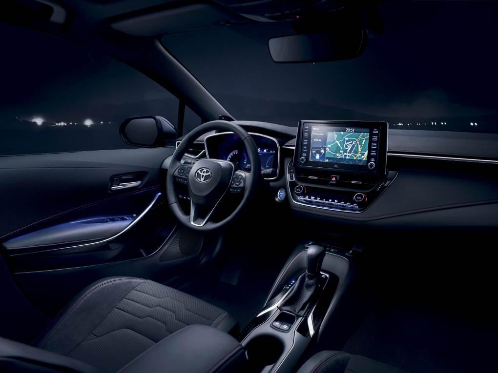 Cockpit des neuen Toyota Corolla (bei Nacht)
