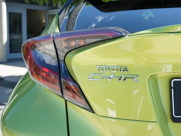 Rücklicht und Toyota C-HR-Schriftzug am C-HR Neon Lime