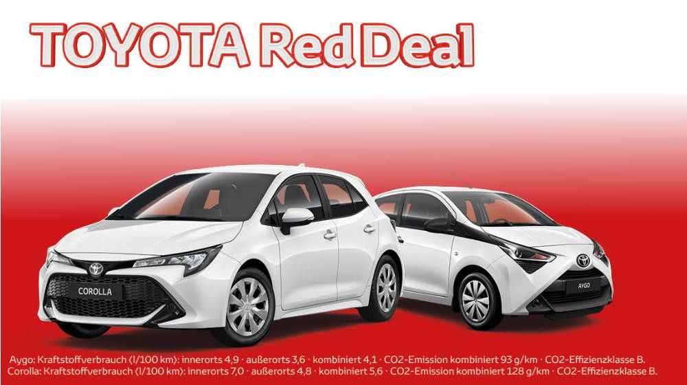 weißer Toyota Corolla und weißer Toyota Aygo vor rot/weißem Hintergrund