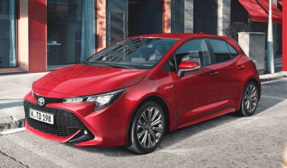 roter Corolla Hatchback parkend in 3/4 Frontansicht