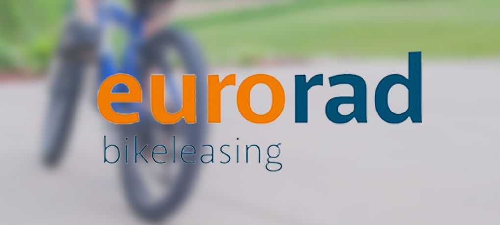 Im Vordergrund der Schriftzug "eurorad - bikeleasing", dahinter verschwommen ein Rad zu sehen