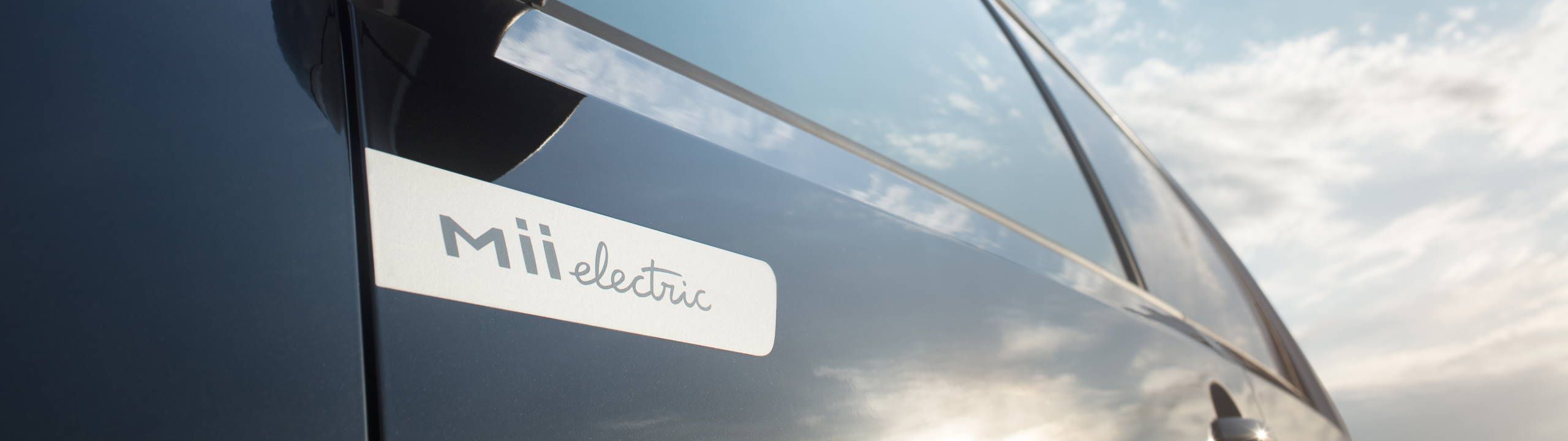 Das SEAT Mii electric Logo an einem schwarzen SEAT Mii