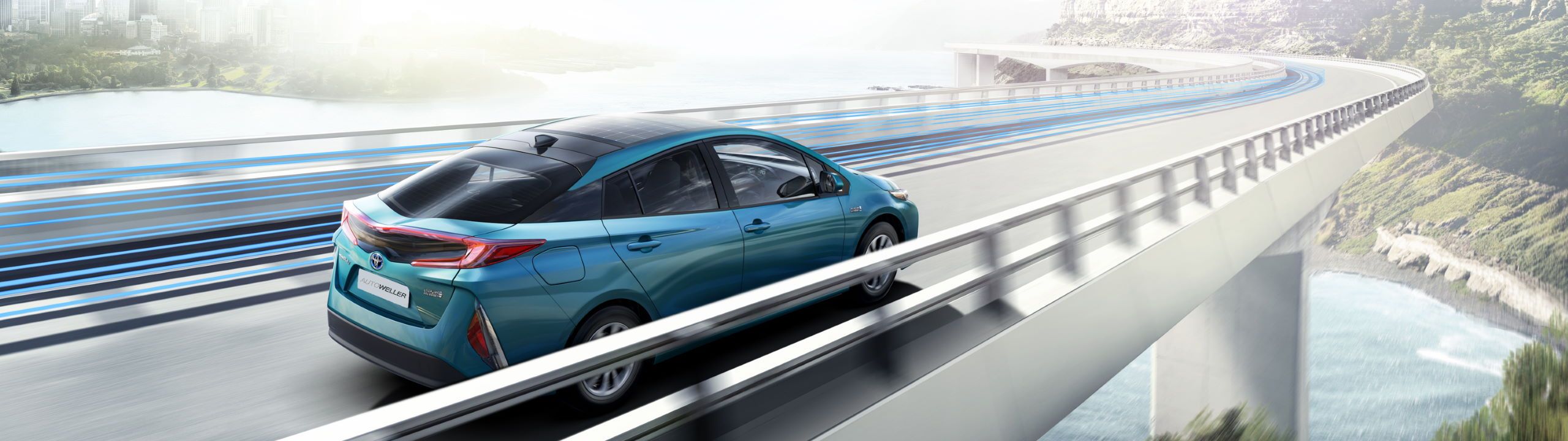 Toyota Prius fährt über futuristisch anmutende Brücke